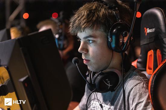 EDG战队勇夺无畏契约进化者杯冠军震撼电竞界